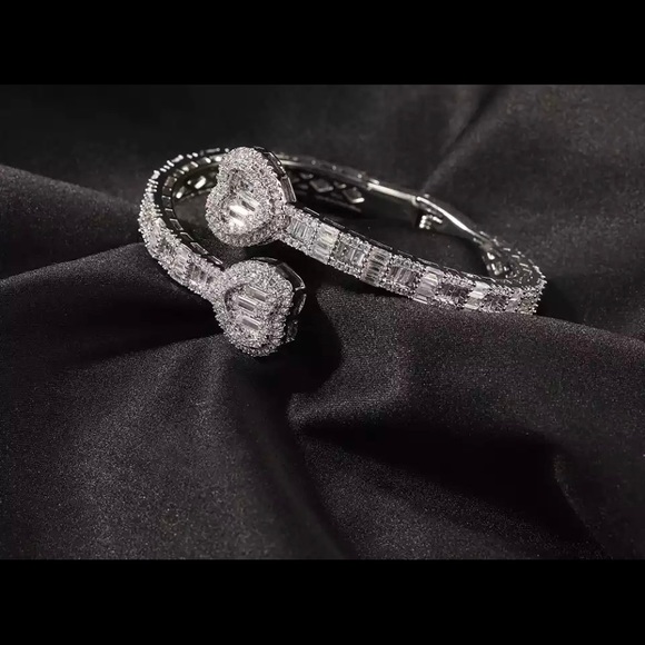 Silver adjustable open heart baguette bracelet - Picture 1 of 3